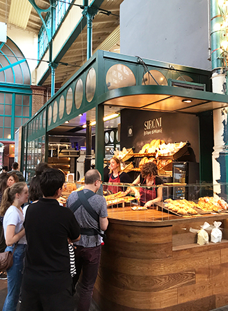 A padaria italiana Sironi no mercado de rua MarktHallen em Berlim